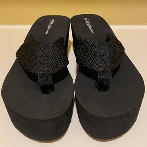 NWOT Wild Diva platform sandals size 9 flip flops